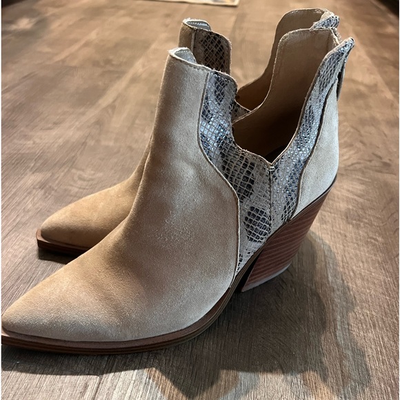 Vince Camuto Bootie Sz 7 - Picture 2 of 13